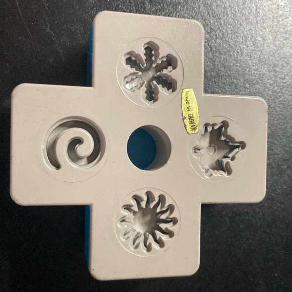 CRAFTING DECORATIVE HOLE PUNCH 4 IN 1 & CREATIVE MEMORIES PAPER CORNER CUTTER - Picture 9 of 9